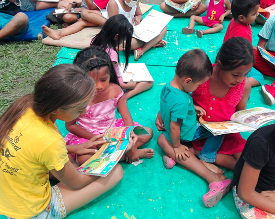 Niños leyendo en Campoalegre gracias a Zansue